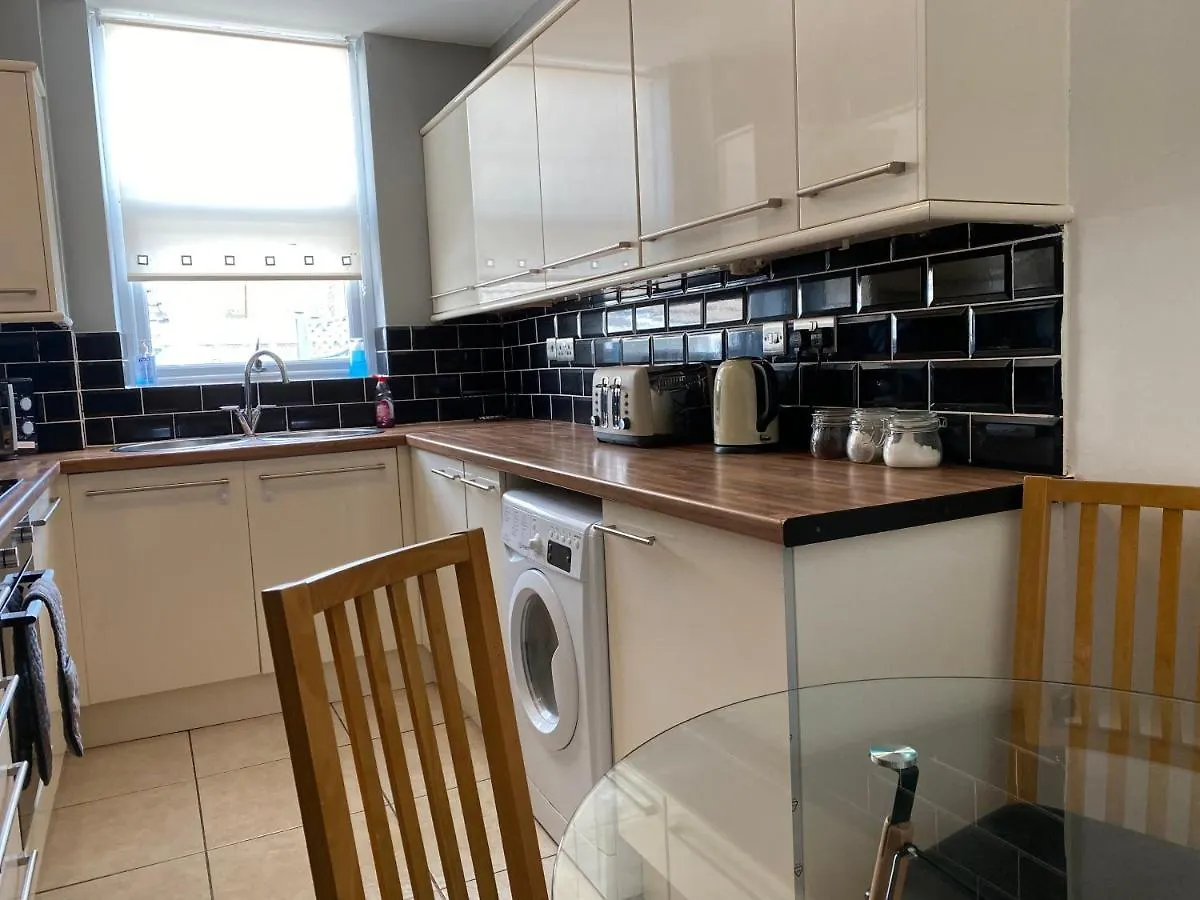 Cosy 2 Bed Flat In Swansea - Home Away From Home