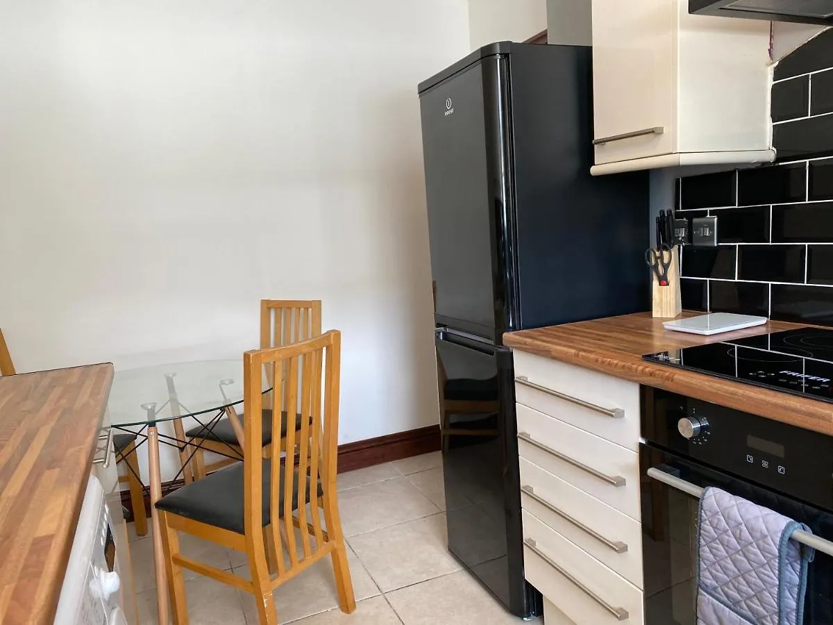 Cosy 2 Bed Flat In Swansea - Home Away From Home