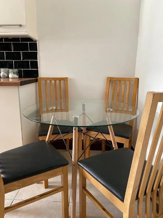 Cosy 2 Bed Flat In Swansea - Home Away From Home Apartment